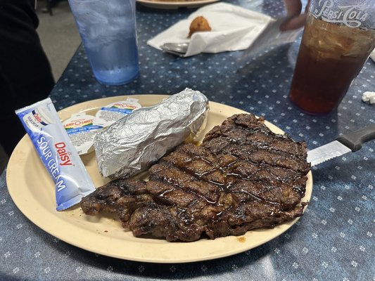 Visit Leons Catfish & Shrimp Restaurant for Delicious Seafood in Pine Bluff, Arkansas