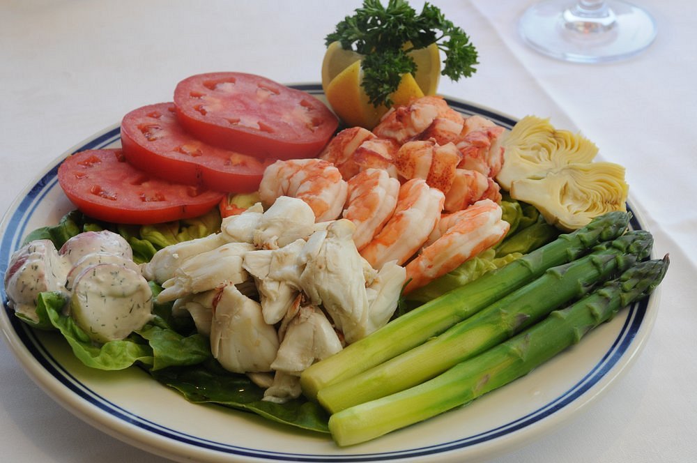 Dining at The Jolly Fisherman in Roslyn: Reviews, Menu, and Seafood Delights